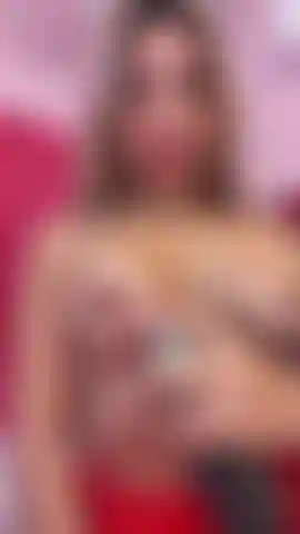 Uma loira banhada em óleo.