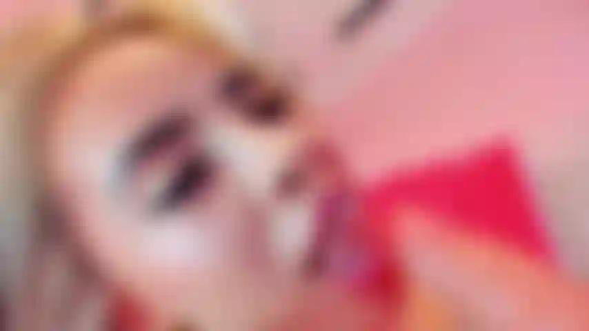 Chupando seu pau com força.