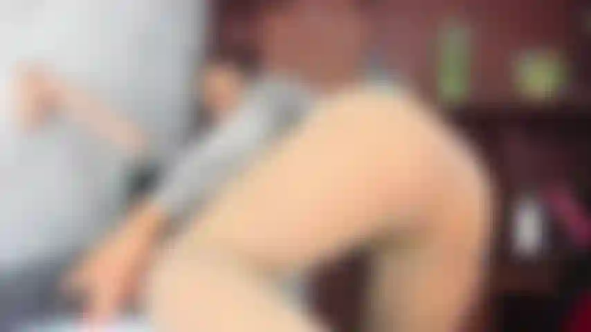 Olha minha bunda grande enquanto chupo seu pau.