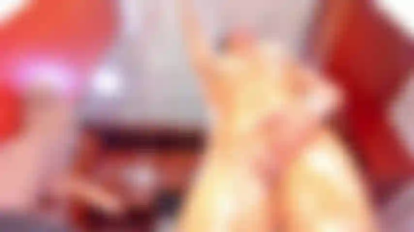 Óleo por todo meu corpo maduro.