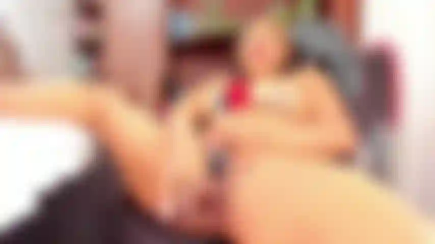 I PLAY IN THE OFFICE WITH THE DILDO AND THE DOMI ON MY CLIT