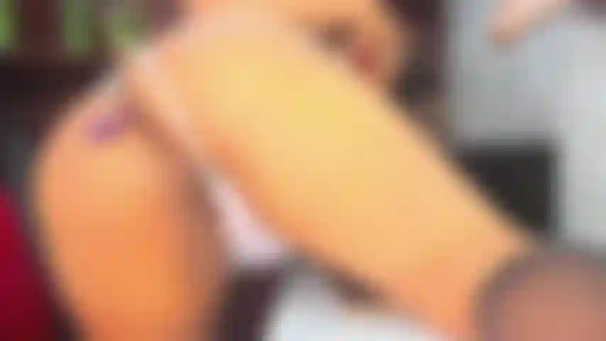 Dedos e vibrador na minha bunda.