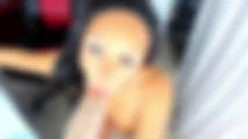 Latina gostosa faz travessuras com seu brinquedo gigante.