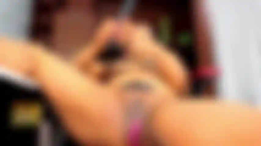 Secretária com a bucetinha molhada brinca com a domi !!!!!!