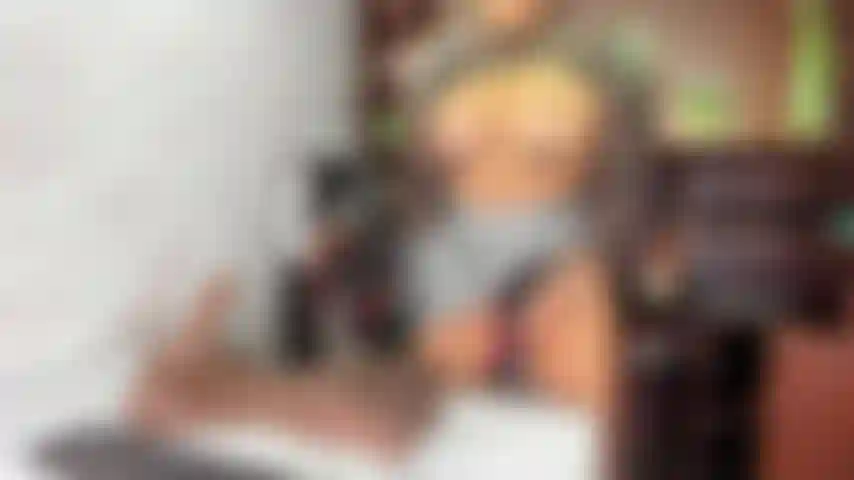 A secretária montou sua casa no escritório sem ouvi-la.