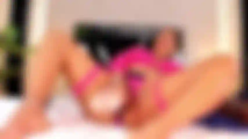 Morena gostosa se fode com seu grande dildo no meu quarto!!!