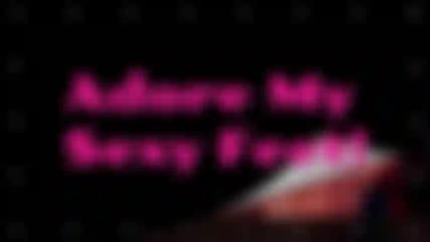 Adoro meus pés sensuais - este clipe é uma bela combinação de adoração aos pés e masturbação mútua. Apenas eu e minhas unhas prateadas brilhantes, vestindo nada além de uma camiseta fazendo sua mágica em vocês, peões. Você os beijaria por mim?