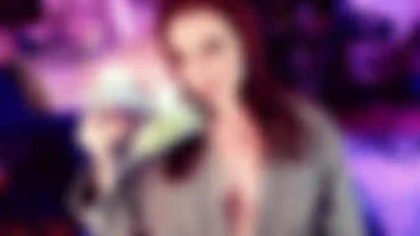 Ajude-me a escolher calcinhas de cetim - sim, garotos de calcinhas de cetim, aqui está sua chance de ver *um* dos grandes sacos de calcinhas de cetim que tenho para brincar. Antes de decidirmos por alguns biquínis azuis e verdes em tons pastéis para provocar.