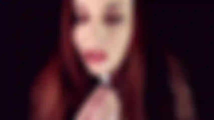 Adoradora de pés de camelo brilhantes - o que há nos lábios brilhantes que chamam a atenção? Então desçam, amantes dos dedos dos pés. Tenho algo brilhante para te mostrar. Tão apertada, tão brilhante! Você não conseguirá desviar o olhar. Ajoelhe-se e adore-o.