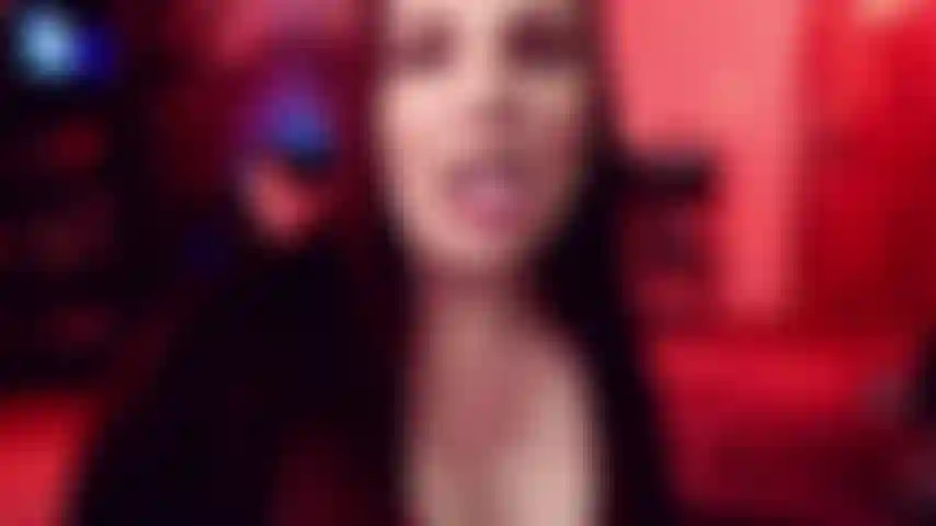 Dentes de sacanagem - lábios, dentes, língua, tudo à mostra até chegar a hora de olhar mais fundo em minha boca para ver o fundo da minha garganta. Terminamos esse passeio pela boca chupando e mordendo um pouco de vibrador para que você possa ver os dentes em ação.