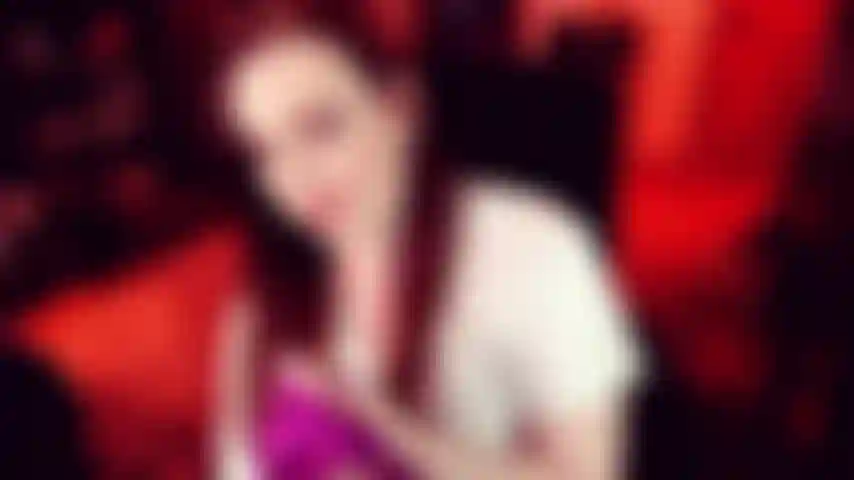 2 Para 1: brincando de calcinha de cetim - dois arquivos de câmera de mim modelando e brincando de calcinha de biquíni de cetim com costas abertas. Joi, masturbação e mais!