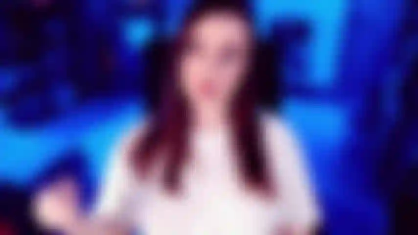 Goon você mesmo gay - brincando com um dos meus gooners mais experientes, chegamos ao cerne da questão bem rápido. Troco uma camiseta branca por um sutiã vermelho sexy. Meu decote balançando ajuda a reforçar que eu sou sua porta de entrada para a vida gay.