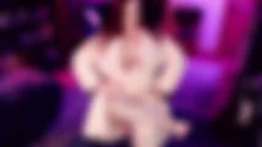 Pés de autocuidado joi - exibindo minhas unhas rosa brilhante enquanto elas são espalhadas pelos meus lindos espaçadores de dedo do pé. É tão bom quando tento apontá-los e balançá-los para você antes de abrir um frasco de óleo hidratante potente para realmente dar brilho às minhas solas.