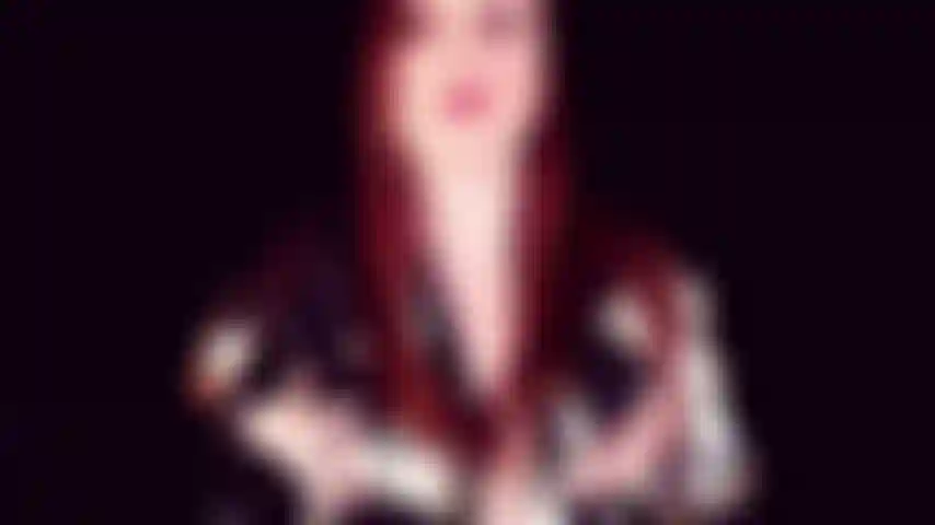 Aconchegue-se com essas curvas e goze comigo - você prefere seu âmbar suave e sensual com um adorável orgasmo final? Este arquivo é definitivamente para você. O longo robe de cetim se agarra às minhas curvas de todas as maneiras certas.