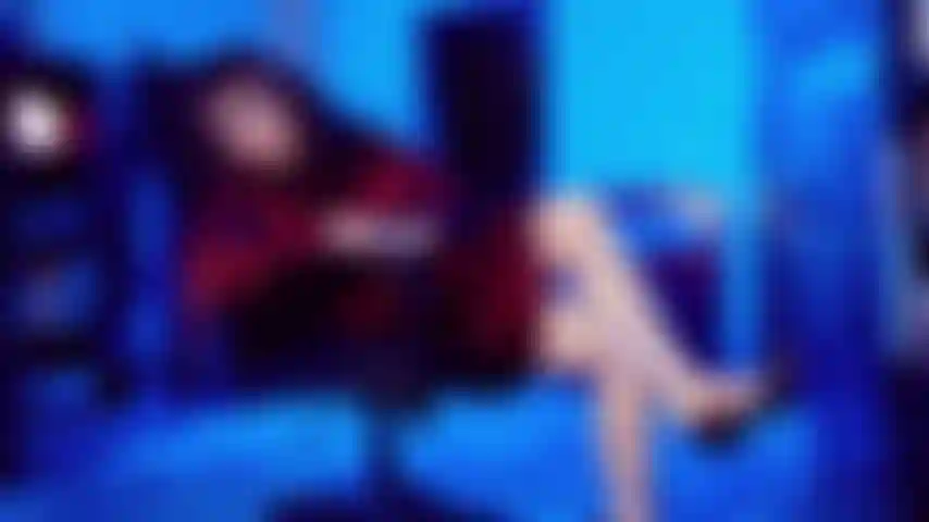 Uma simp de cetim - podemos muito bem ir em frente e dizer: você realmente é uma simp de cetim. É tão macia e brilhante. Você não pode evitar. Provoco você com meu vestido de cetim escarlate. Exibindo algumas linhas de calcinha bem visíveis.