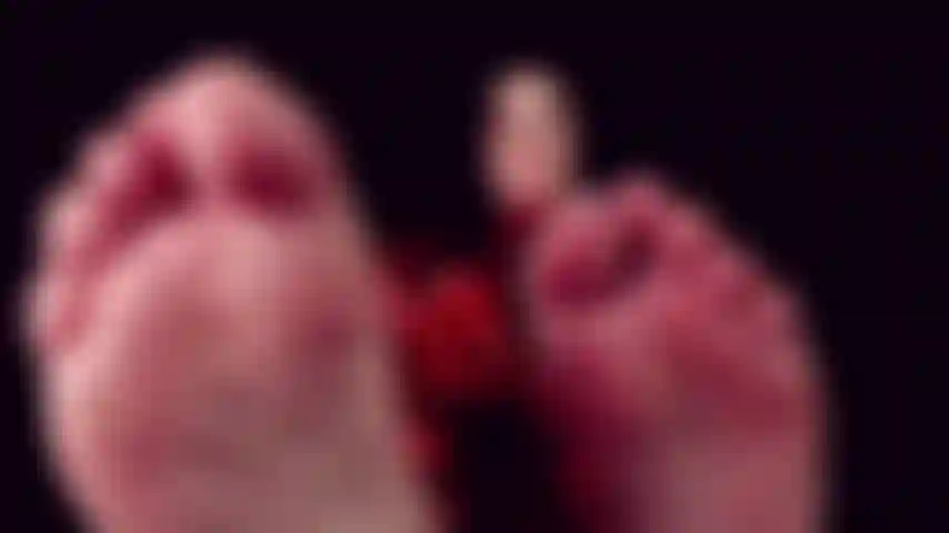 Soles stroker - aqui estamos nós com uma bela e longa olhada em minhas suntuosas solas. As unhas dos pés estão sem esmalte então não há cor para te distrair. Observe como mexo, abro, aperto e flexiono os dedos dos pés. Não há humilhação neste clipe.