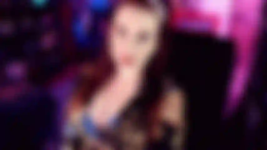 Caverna para o decote - você está pronta para cavar para o meu decote, não é? Você mal consegue tirar os olhos das minhas dds. Tão convidativa, do jeito que balançam por baixo da parte da blusa do meu vestido. Mal olho nos meus olhos.