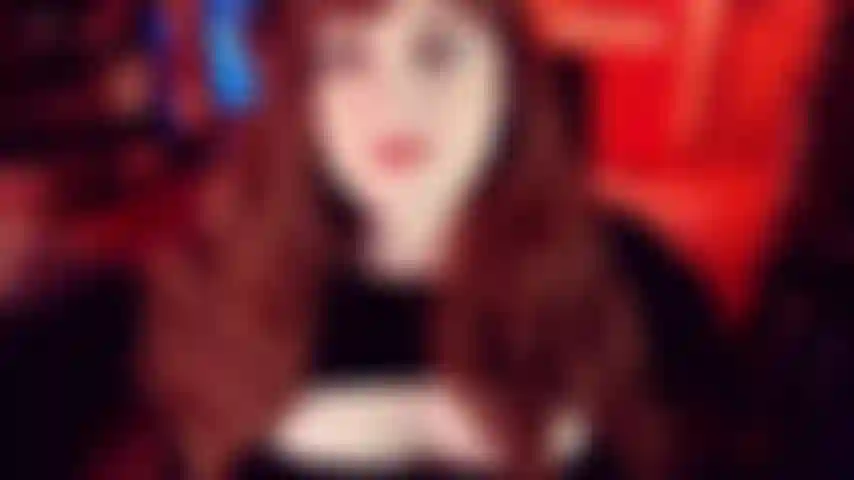 Vibrações de prostituta barata - jaqueta de pele macia e sexy que emite vibrações de prostituta barata é exatamente o que precisamos para uma fantasia de boquete com seios para fora. Olhe bem nos meus olhos enquanto chupo esse pau. Todo o meu lindo batom com certeza não vai ser desperdiçado.