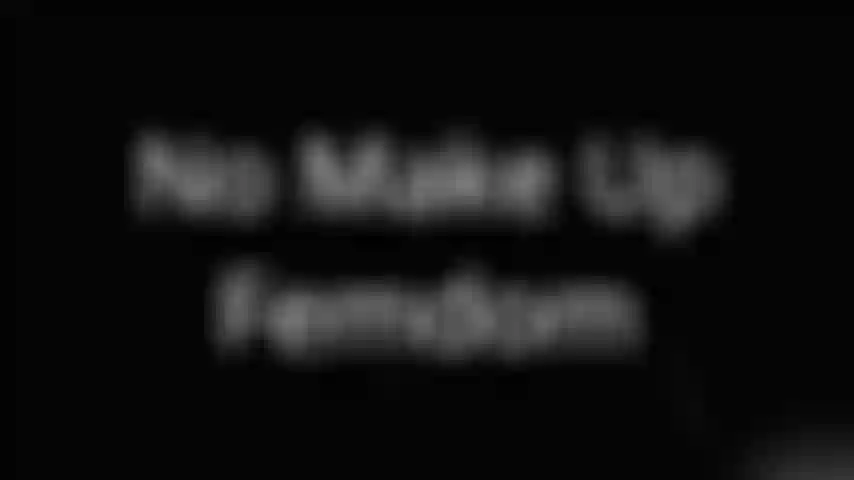 Sem maquiagem feminina - não preciso usar maquiagem para possuir sua bunda. De jeito nenhum. Aliás, fico feliz em fazer isso quando tenho um rosto natural. Com um roupão branco simples, sem nada por baixo. Não que você vá ver nada disso...