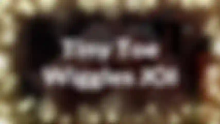 O dedinho do pé mexe joi - às vezes você só precisa de alguns mexedinhos do dedinho do pé para se masturbar também. Tão simples. Tão doce. Você pode imaginar que eles estão balançando na sua cara. Esmalte nude com brilho. Aproveite!