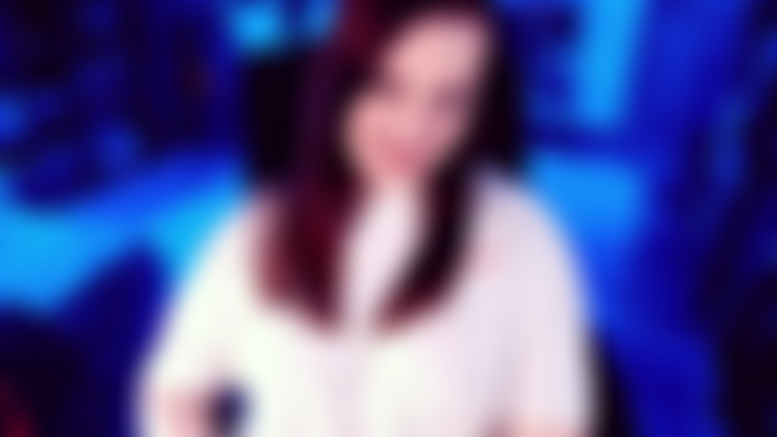 Acariciando pés perfeitos de milf - veja-me tirar meus chinelos e meias cheirosas para te provocar ainda mais com meus pés perfeitos de milf. Balançando, flexionando e abrindo meus dedos para você enquanto faço uma punheta sensual.