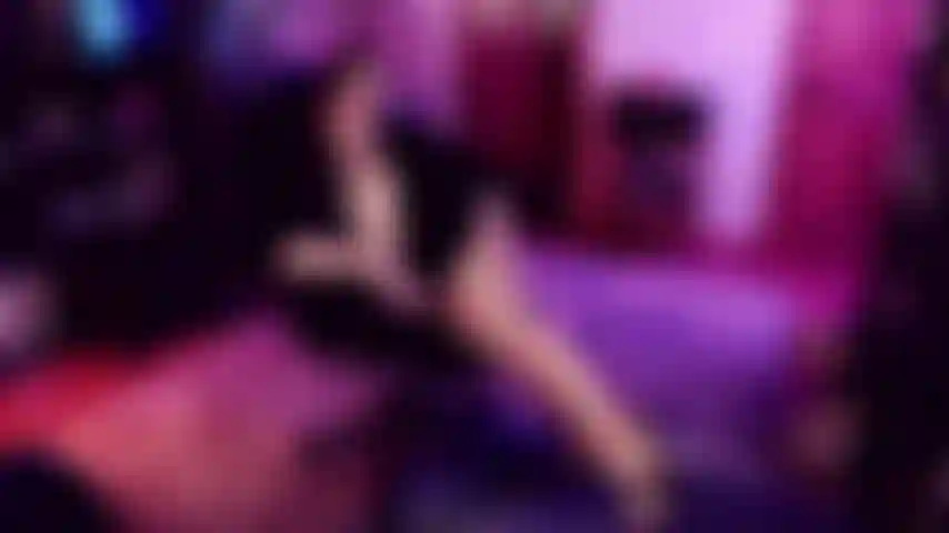 Idiota por um milf grosso de meia-calça - não é todo dia que coloco um par de alta qualidade para minhas provocações, mas hoje é seu dia de sorte. Cruzo e descruzo as pernas de forma sedutora exibindo minhas coxas grossas e salto alto.