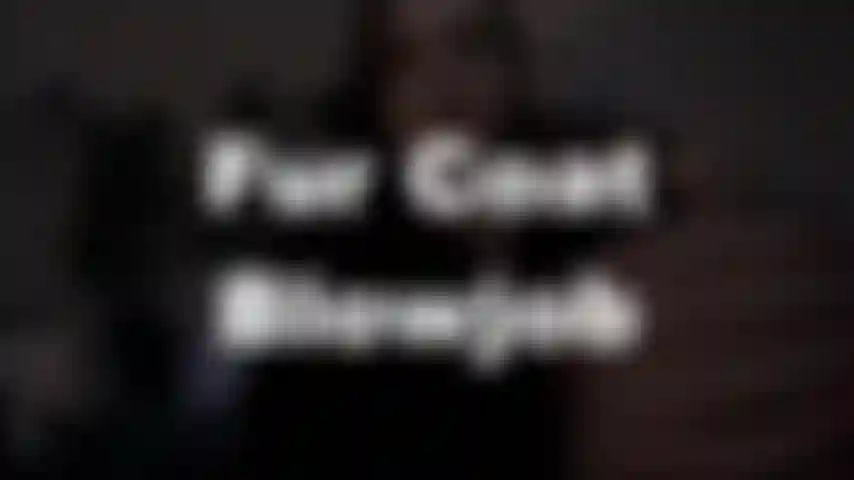 Boquete de casaco de pele - quer me acariciar enquanto eu acaricio e chupo seu pau duro? Nada sob o pêlo, mas um colar de pérolas. Mamilos rosados e eretos. Isso deixa seu pau mais duro?