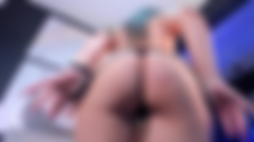 Masturbo minha buceta e brinco com um domi.