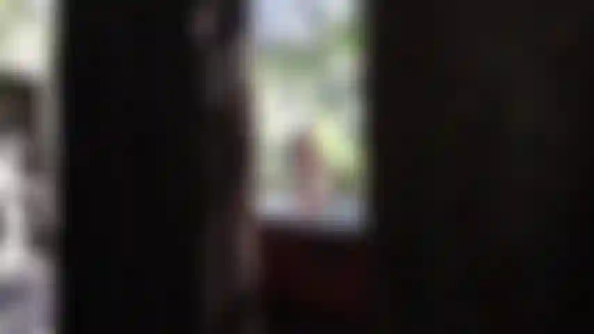 Mergulho magro na banheira de hidromassagem.