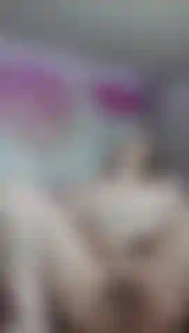 Fico tão excitada que tiro um momento para brincar enquanto assisto xxx.