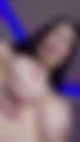 Saliva escorrendo pelos meus seios grandes.
