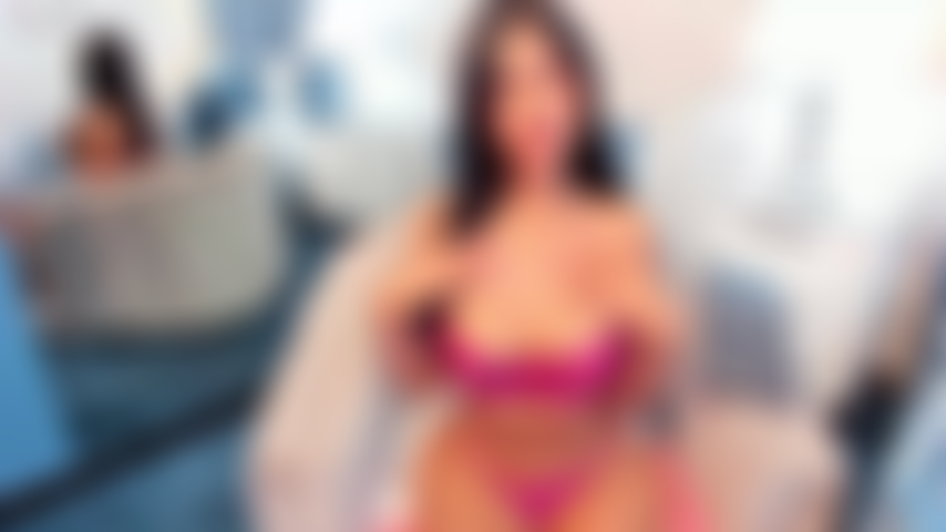 Ficando excitada no sofá e gozando forte com meu brinquedo.