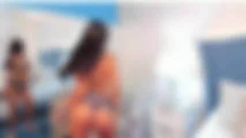 Minha boceta está tão molhada enquanto seu pau está no fundo da minha garganta e minha boceta está latejando para gozar.