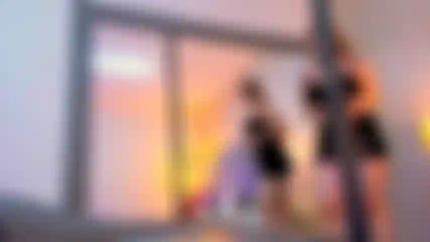 Montando você no sofá.