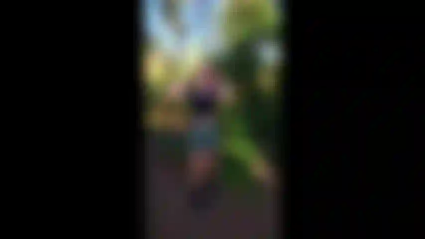 Caminhada em grupo - fazendo um boquete no meu meio-irmão enquanto estamos em uma caminhada em grupo na floresta, eu consigo escapar com o meu meio-irmão. Não ficamos sozinhos por muito tempo, mas tempo suficiente para eu prender meu cabelo, ajoelhar e fazer um boquete nele, chupando-o até ele gozar na minha boca.