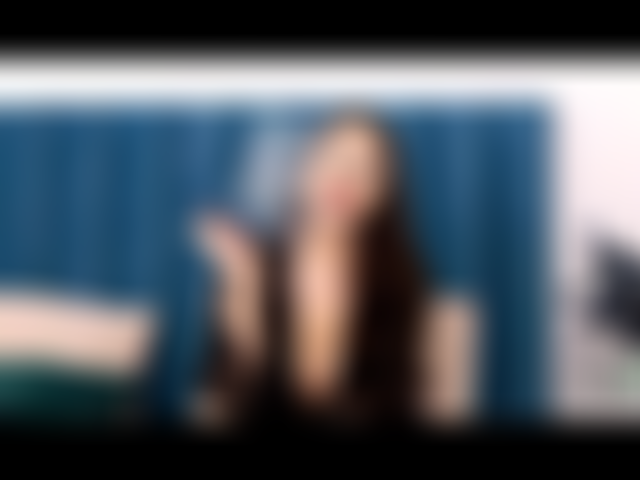 Pecado e fumaça... Estou falando sedutoramente com você, exalando lentamente enquanto toco meus seios grandes e macios.