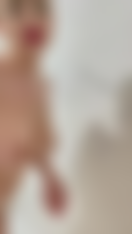 Junte-se a mim no chuveiro enquanto eu me toco e dedilho minha boceta apertada.