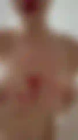 Estava no chuveiro, me tocando e ficando tão excitada que imaginei você me prendendo contra o piso e me fodendo com força.