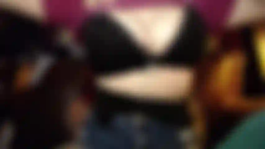 Hard saltando em sutiã esportivo (rosto também).