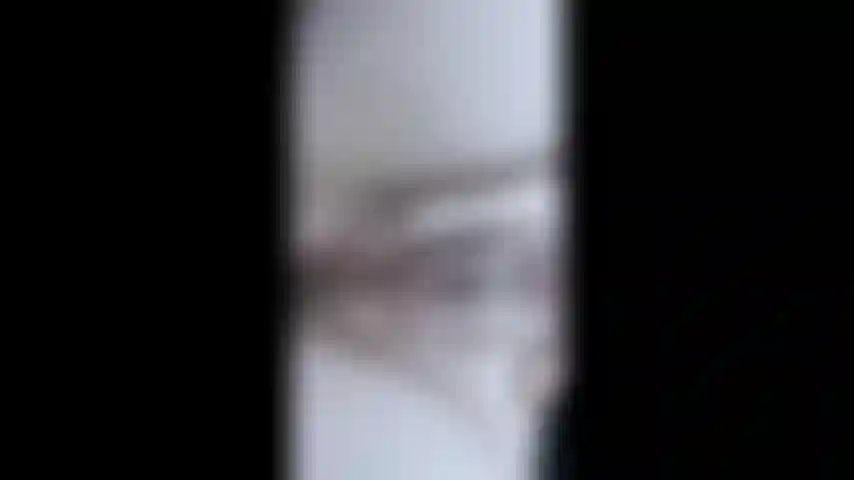 Dedilhado no carro com boquete rápido e sorrateiro.