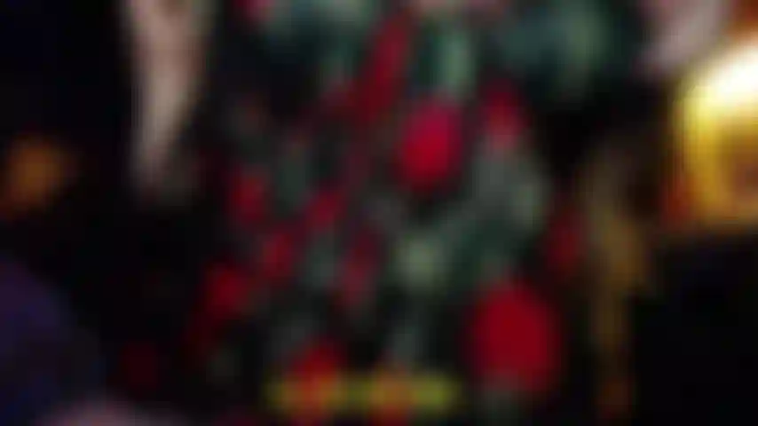 Trocando de roupa. Exibindo corpo. Provocando/brincando.