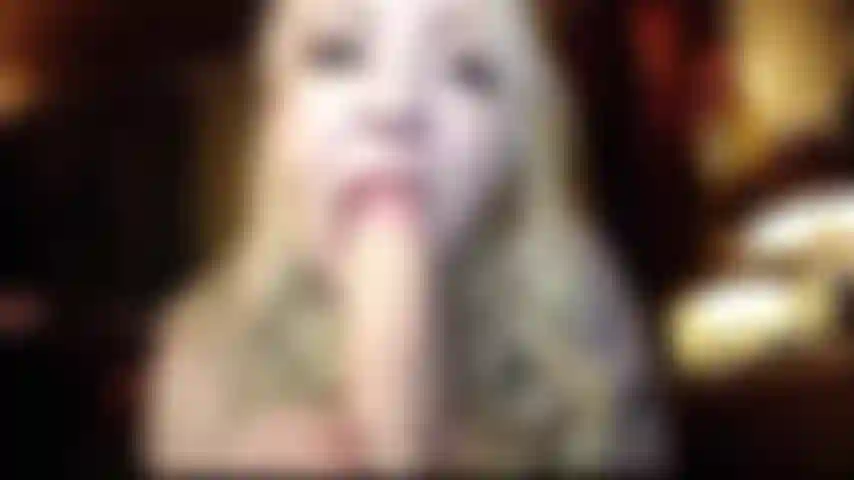 Toy andando com o rosto perto da câmera.