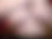 Deepthoat olhos para a câmera com nudez.