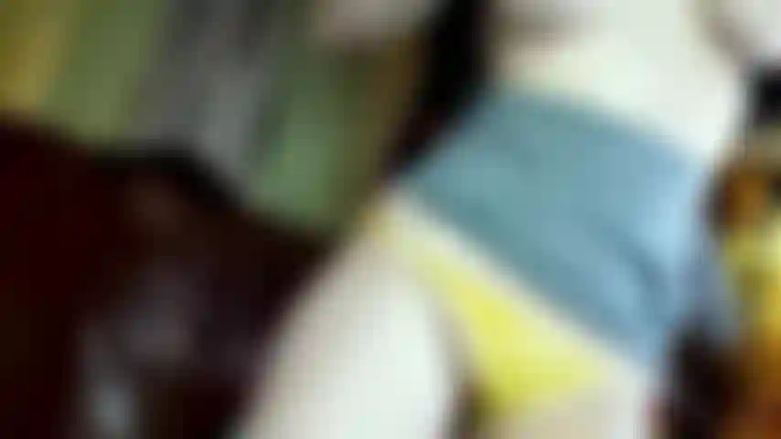 Brinquedo gigante (tamanho da lata de coca) fode bucetinha.