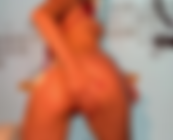 Tocando minha bunda gostosa.