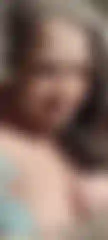 Com o cabelo bagunçado.