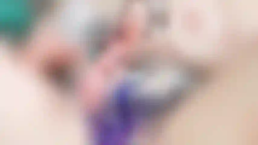 Brinco com minha bucetinha molhada.