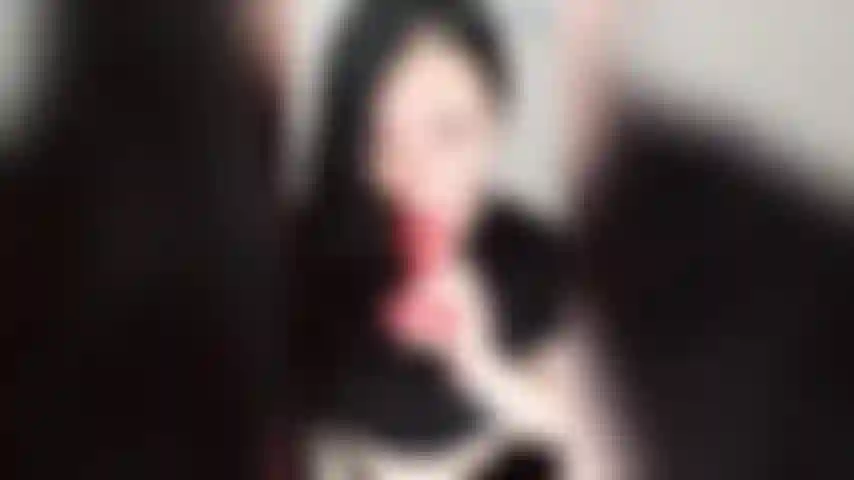 Chupando meu vibrador delicioso.