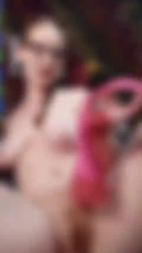 Sinta o cheiro da minha calcinha e goze nas minhas meias.