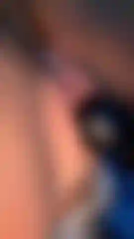Veja como minha buceta escorre enquanto eu fodo meu cu.
